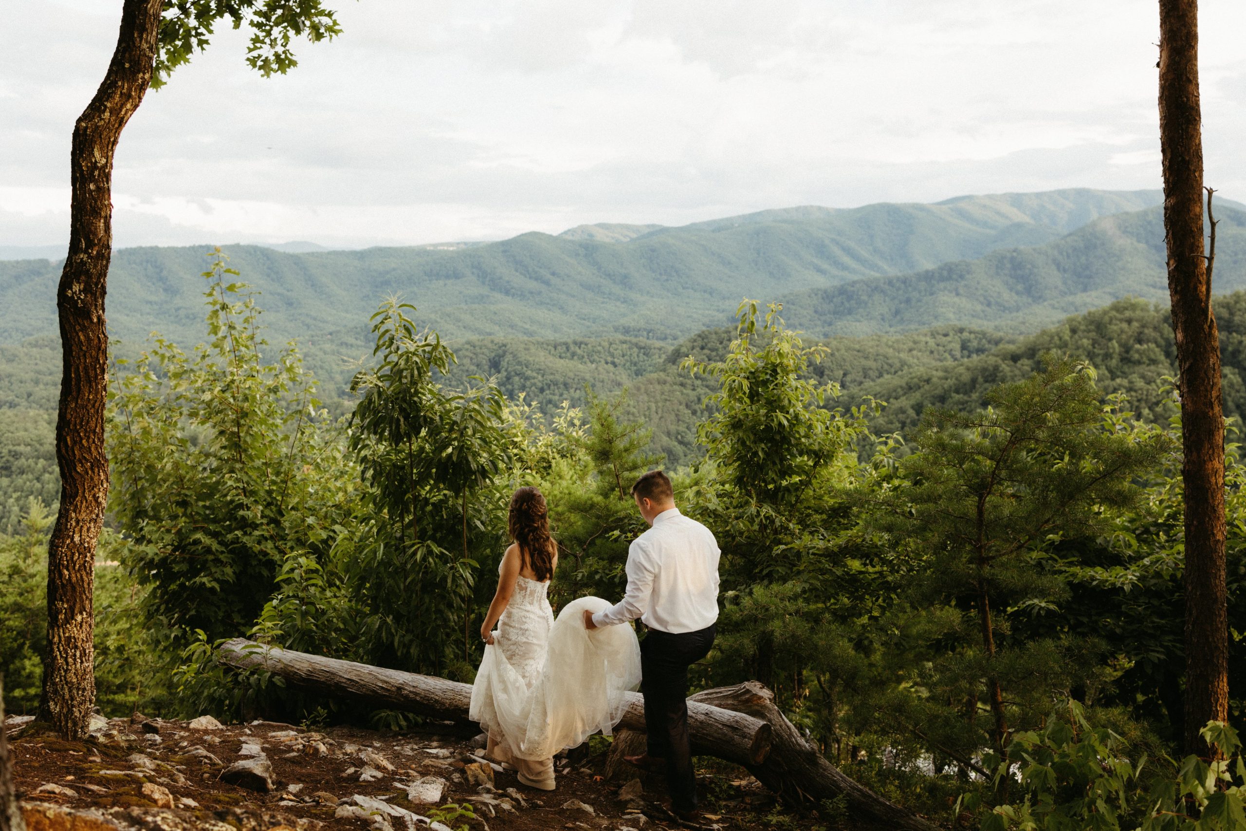 A bride and groom elope in the Great Smoky Mountains in Tennessee