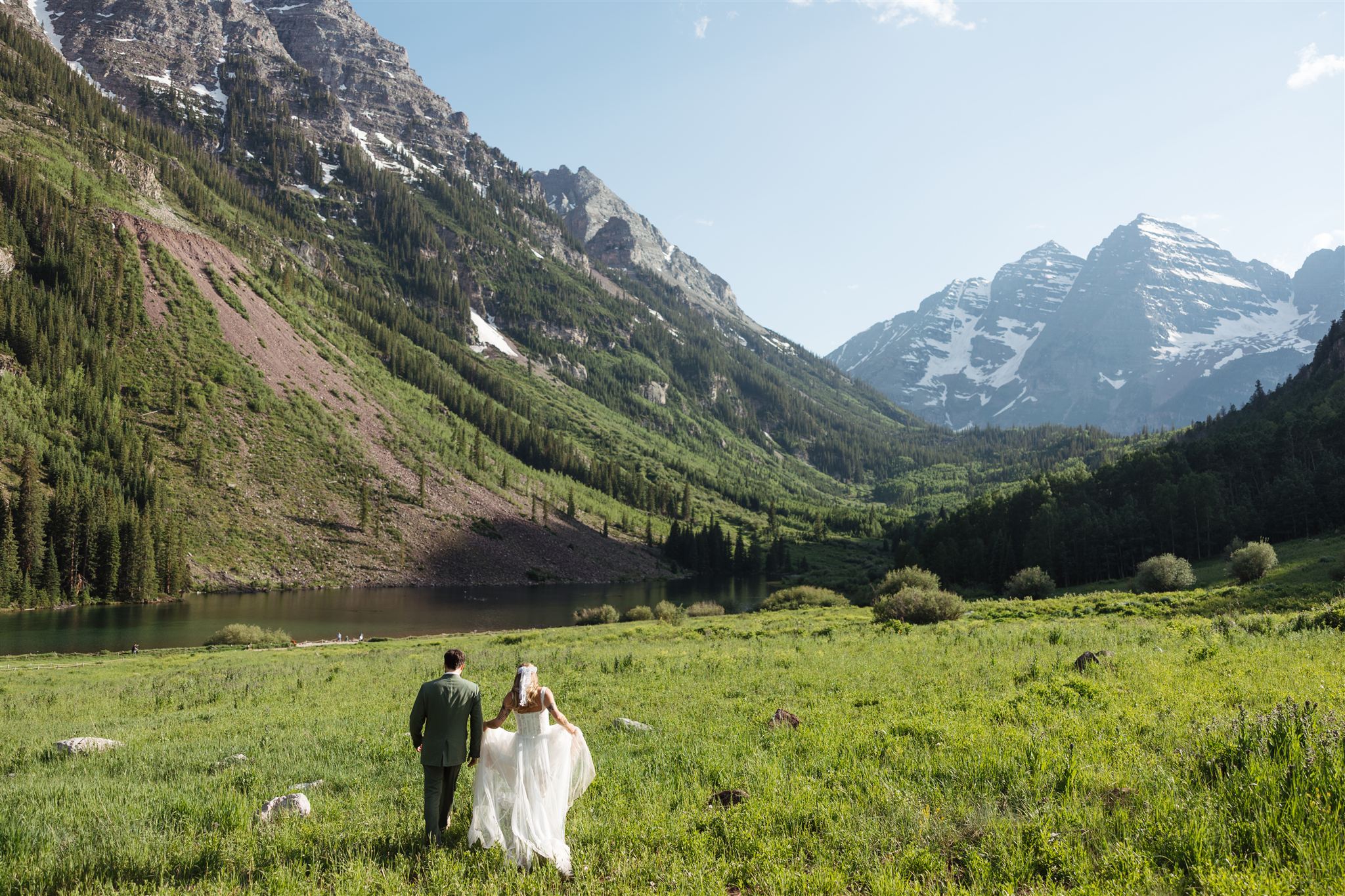 A summer elopement at the beautiful Maroon Bells mountains in Aspen, Colorado.