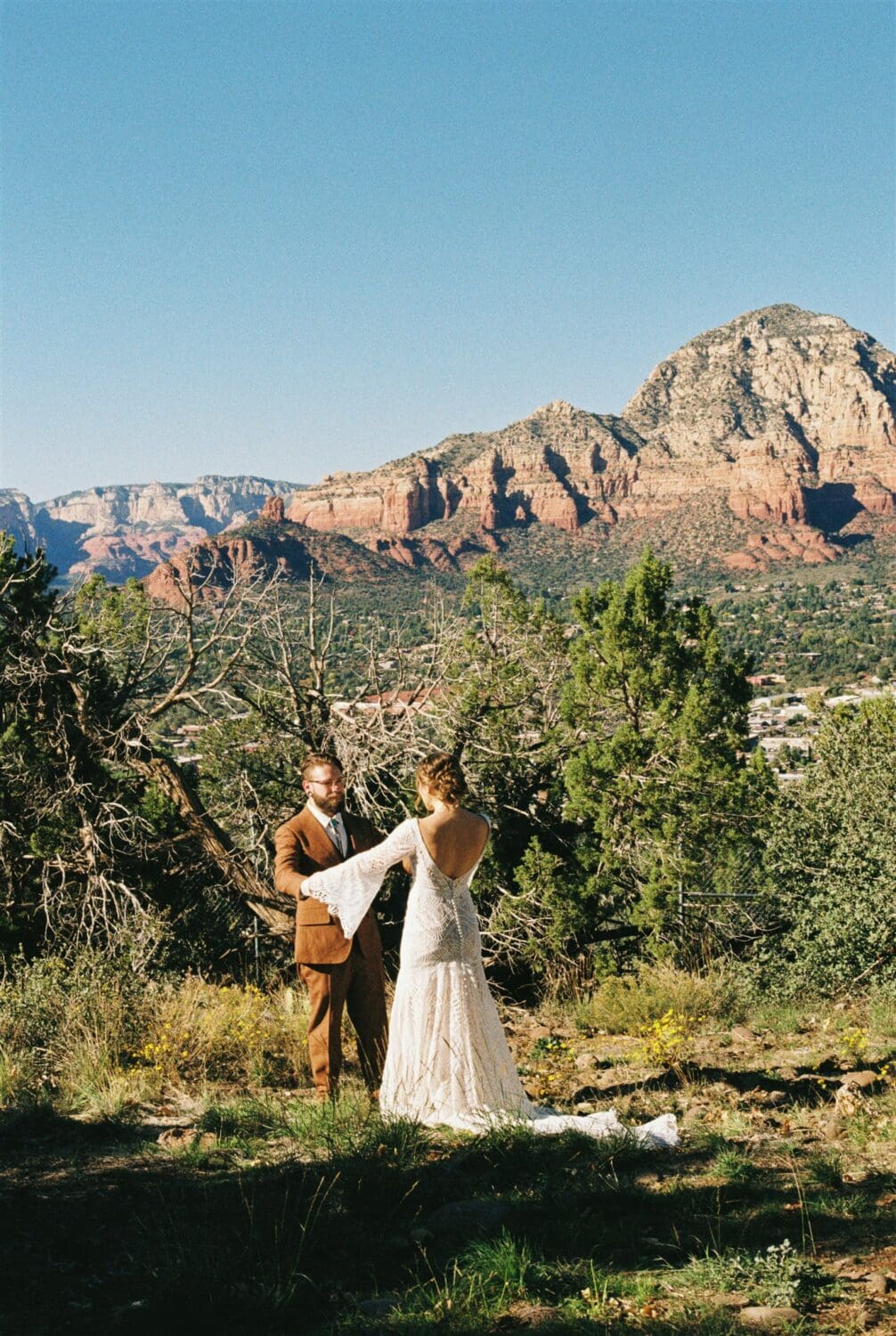 Boho Sedona, Arizona wedding photos & super 8 film at Sky Ranch Lodge by destination wedding photographer, Nicole Kiser.